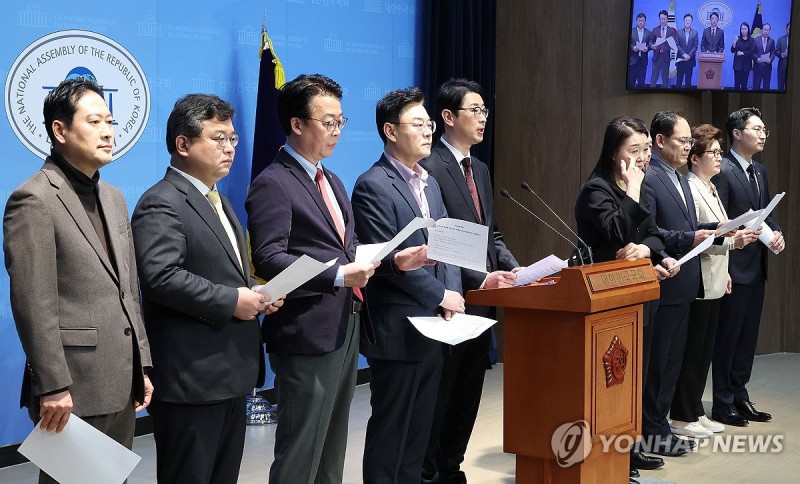 與, <b>검찰</b>에 공수처장 <b>고발</b>…野, 공수처에 <b>검찰총장 고발</b>