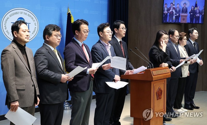 국민의힘 "오동운 공수처장을 형사 고발합니다"(서울=연합뉴스) 김주형 기자 = 국민의힘 주진우 의원을 비롯한 비상계엄 국정조사 특별위원회 위원들이 10일 국회 소통관에서 오동운 공수처장 고발 회견을 하고 있다. 2