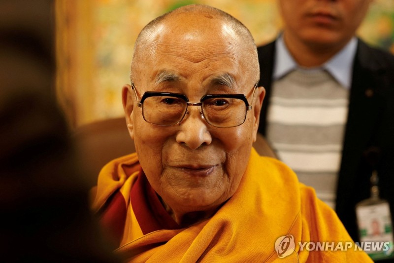 <b>달라이 라마</b> "내 <b>후계자</b>, 중국 밖 자유세계에서 태어날 것"