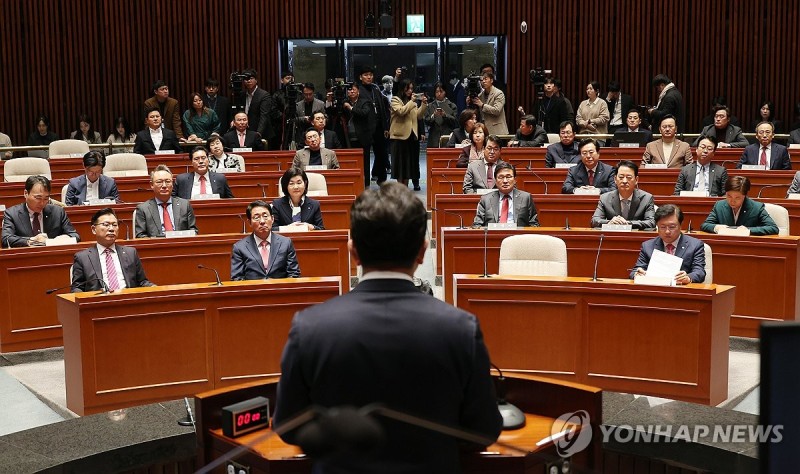 與 "野처럼 <b>장외투쟁</b>·단식으로 <b>헌재 압박</b> 안 해…현 기조 유지"