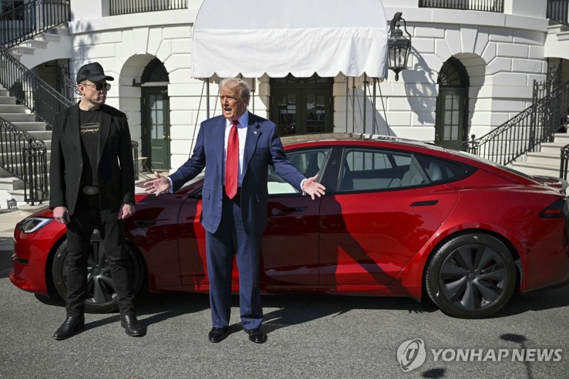 <b>트럼프</b>, <b>테슬라</b> 車 시승·직접구매…"위대한 <b>머스크</b> 신뢰·지지"
