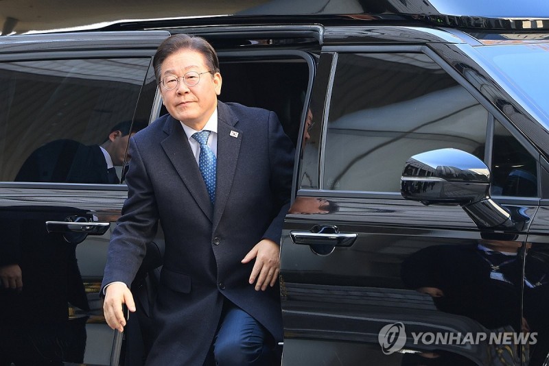 <b>이재명</b>, 선고 앞둔 <b>선거법 2심</b> 재판부에 <b>위헌심판</b>제청 추가신청