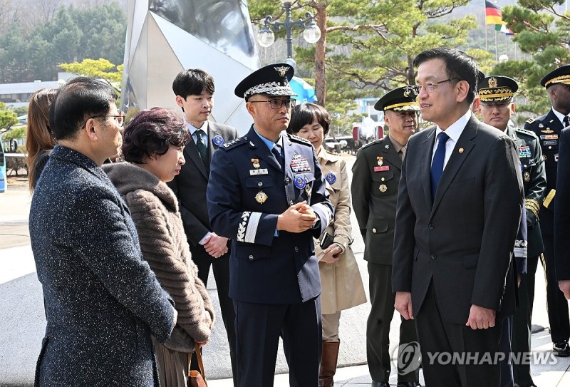 <b>최상목 권한대행</b>, <b>순직 조종사</b> 유가족 위로