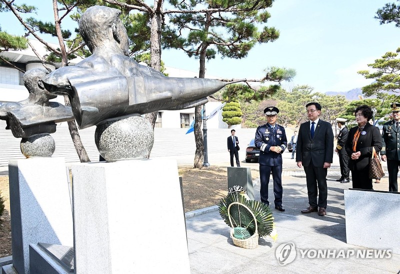 <b>순직 조종사</b> 추모비 찾은 <b>최상목 권한대행</b>