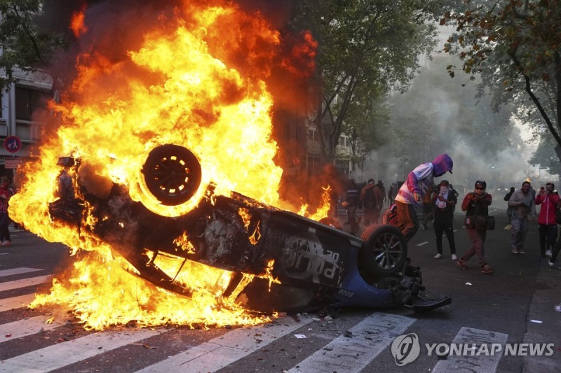 아르헨 <b>연금</b>법 개정 반대 <b>시위</b>에 <b>축구팬</b> 가세…경찰과 유혈충돌