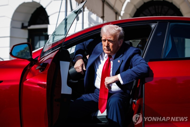 <b>트럼프</b> "<b>테슬라</b> 괴롭히면 지옥 경험" 엄포에 <b>테슬라 주가</b> 7.6%↑