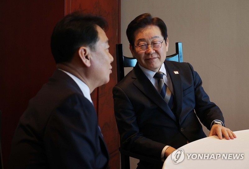 <b>이광재</b> 전 사무총장과 <b>회동</b>하는 <b>이재명</b> 대표