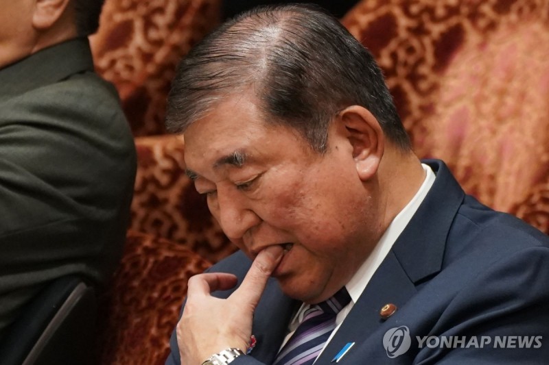 日<b>이시바</b>, 의원들에 <b>상품권</b> 배포…퇴진 요구 거세질 듯(종합)