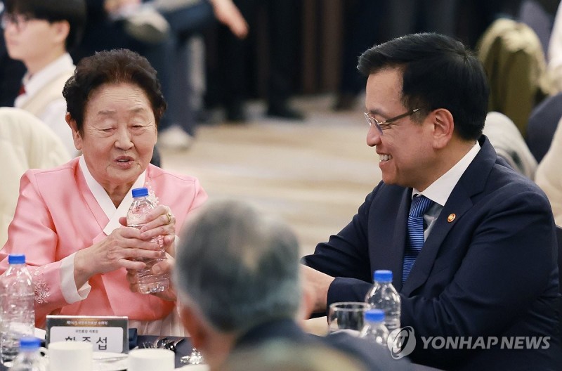 <b>최상목 권한대행</b>, <b>국민훈장</b> 한종섭 할머니와 대화