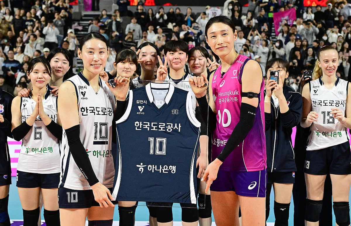 한국도로공사 배유나와 기념 촬영하는 <b>김연경</b>