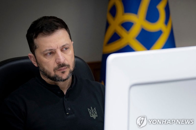 <b>젤렌스키</b> "우리군, 포위되지 않았다…<b>쿠르스크</b>서 북러 <b>저지</b> 중"