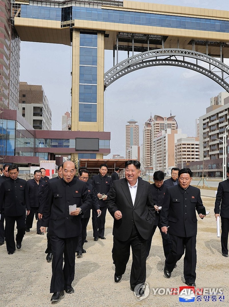 <b>김정은</b>, <b>화성</b> 1만세대 건설 현장 시찰