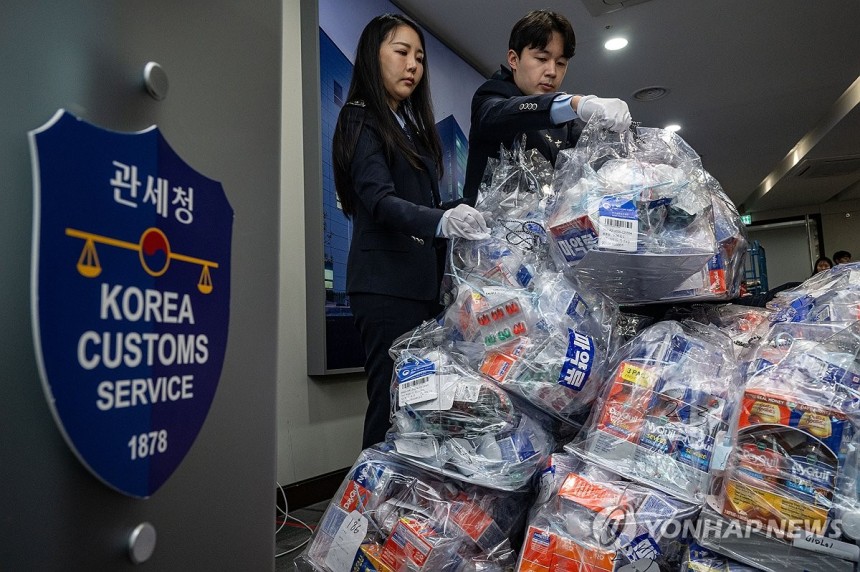 마약류 함유 불법 의약품 반입 주의보 발령한 관세청
(영종도=연합뉴스) 관세청이 18일 인천 중구 운서동 인천공항세관 특송물류센터에서 적발된 마약류 성분이 함유된 불법 의약품을 공개하고 있다.
    관세청은 최근 