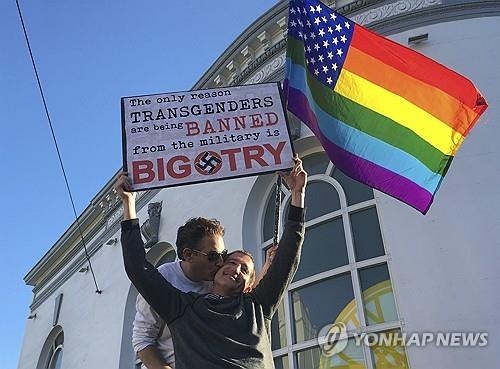 美<b>법원</b>, '<b>성전환자 군복무</b> 금지'에 제동…"잔인한 아이러니"