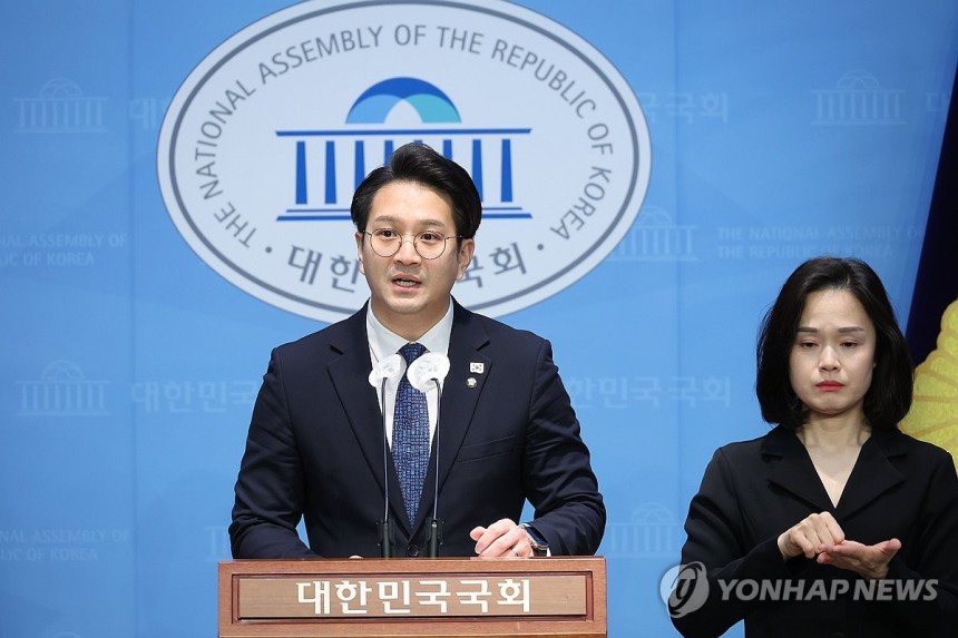 입장 발표하는 전용기 의원 (서울=연합뉴스) 박동주 기자 = 더불어민주당 전용기 의원이 14일 오전 서울 여의도 국회 소통관에서 이날 자신에 대한 제명촉구 결의안이 제출된 것과 관련 입장을 발표하고 있다. 2025.