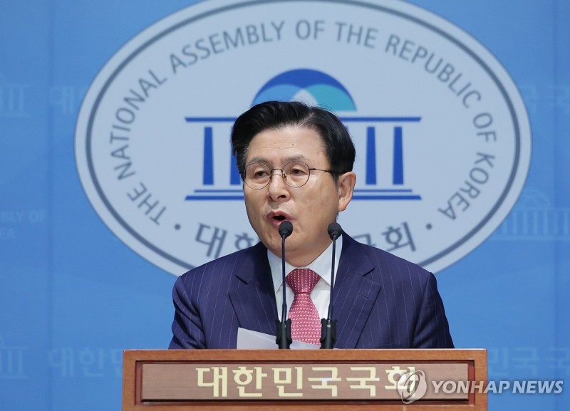 '<b>서부지법 난동</b> 변호' <b>황교안</b> "잘못된 수사 저항"…재판 <b>변론</b>