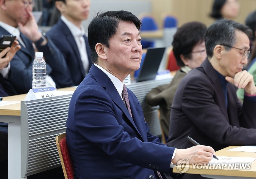 의사 수 추계 논문 공모 발표회 참석한 안철수 의원 (서울=연합뉴스) 김성민 기자 = 국민의힘 안철수 의원이 10일 서울 종로구 서울대병원 의과대학에서 열린 