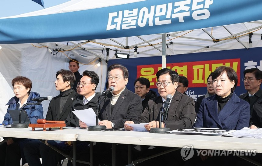 광화문농성장에서 열린 민주당 최고위원회의
(서울=연합뉴스) 더불어민주당 이재명 대표가 19일 서울 종로구 경복궁역 부근 광화문 민주당 천막농성장에서 열린 현장 최고위원회의에서 발언하고 있다. 2025.3.19 [국회