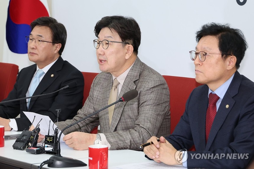 이재명 대표의 '막말 논란' 비판하는 권성동 원내대표
(서울=연합뉴스) 김주성 기자 = 국민의힘 권성동 원내대표가 19일 서울 여의도 국회에서 기자간담회를 열고, 더불어민주당 이재명 대표의 최상목 대통령 권한대행 부