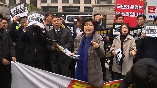 <b>경찰</b>, 野<b>의원</b> '<b>계란투척</b>' <b>수사</b>전담팀 구성…1인 시위 강제해산(종합)