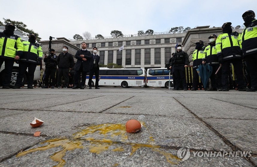 헌법재판소 앞으로 날아온 계란 (서울=연합뉴스) 이진욱 기자 = 20일 서울 종로구 헌법재판소 앞에 보수단체 회원이 기자회견을 하던 더불어민주당 원내부대표단에게 던진 계란이 계란이 떨어져 있다. 2025.3.20 c