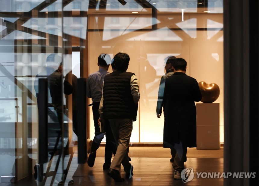 검찰, 오세훈 서울시장 집무실 압수수색 (서울=연합뉴스) 이진욱 기자 = 검찰이 '정치 브로커' 명태균 씨가 연루된 여론조사비용 대납 의혹과 관련해 20일 오세훈 서울시장에 대한 강제수사에 나섰다. 사진은 이날 서울
