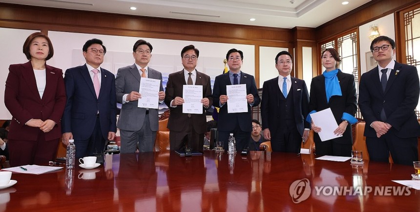 여야, 18년만의 연금개혁 합의 (서울=연합뉴스) 김주성 기자 = 우원식 국회의장과 국민의힘 권성동 원내대표, 더불어민주당 박찬대 원내대표가 20일 서울 여의도 국회의장실에서 국민연금 개혁안 합의문을 발표하고 있다.