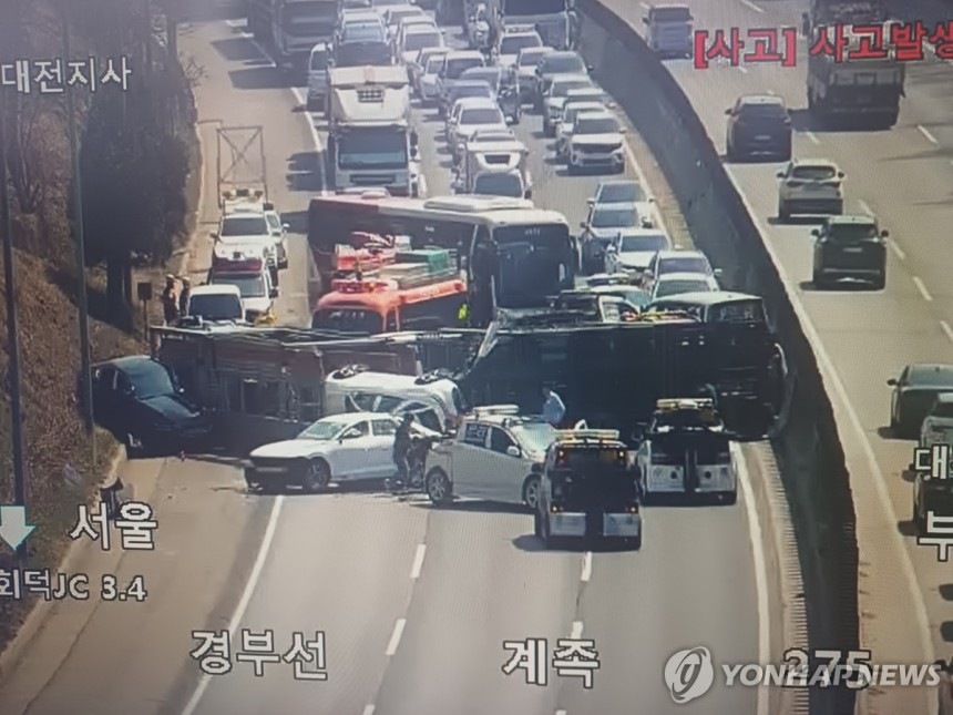 경부고속도로 카캐리어 전도사고 [독자 제공. 재판매 및 DB 금지]