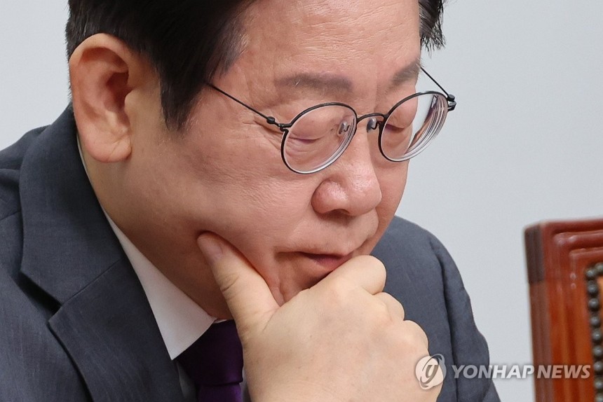 생각에 잠긴 이재명 대표 (서울=연합뉴스) 김주성 기자 = 더불어민주당 이재명 대표가 21일 서울 여의도 국회에서 열린 최고위원회의에서 발언을 듣던 중 잠시 생각에 잠겨 있다. 2025.3.21 utzza@yna.c