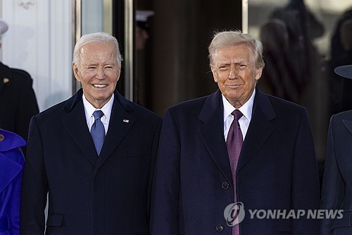 <b>트럼프</b>의 계속되는 보복…해리스·힐러리 <b>기밀접근권 박탈</b>