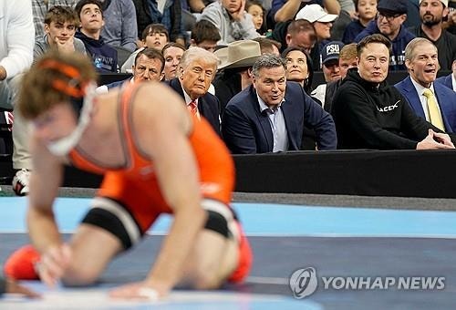 UFC·슈퍼볼 이어 <b>레슬링</b>…<b>트럼프</b>, 격렬한 종목 '직관' 이유는