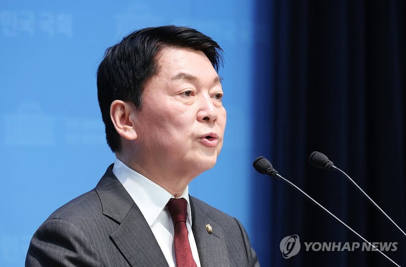 <b>안철수</b> "李, 재판 중 대선 출마는 국민 기만…<b>정계 은퇴</b>해야"