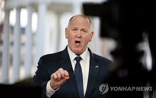 美<b>국경차르</b>, <b>추방</b>자 '<b>갱단원</b> 여부' 논란에 "모두 테러리스트"