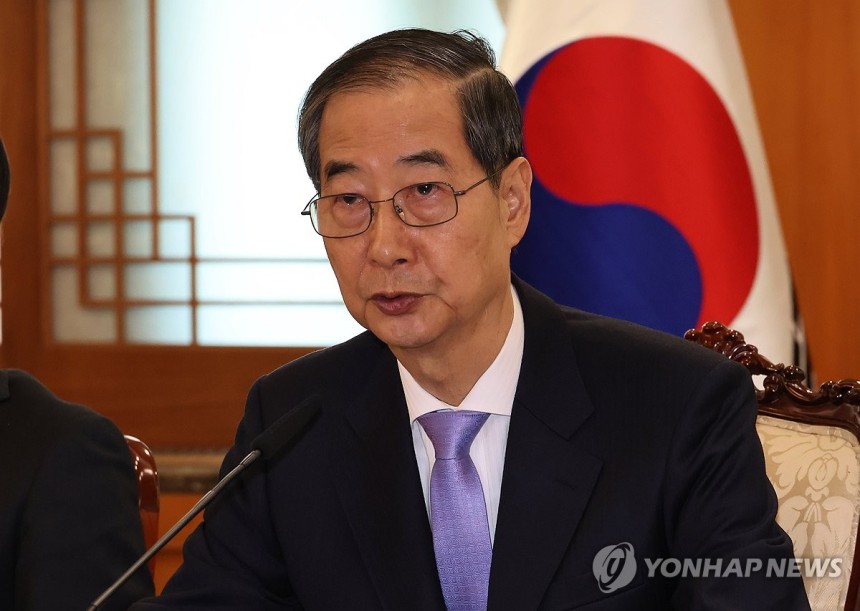 발언하는 한덕수 권한대행 (서울=연합뉴스) 최재구 기자 = 한덕수 대통령 권한대행 국무총리가 24일 정부서울청사에서 열린 국무위원간담회에서 발언하고 있다. 2025.3.24 jjaeck9@yna.co.kr