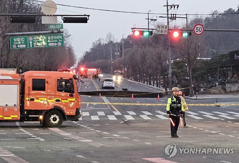 <b>강동구</b> 대명초 인근 사거리서 <b>싱크홀</b> 발생…1명 부상