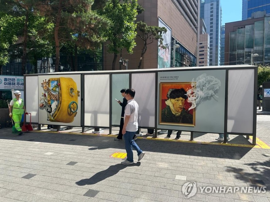 명동에 설치된 자연환기식 개방형 흡연부스 [서울 중구 제공. 재판매 및 DB 금지]