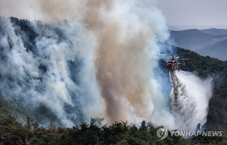 의성 산불 현장에 투입된 산림청 헬기 (의성=연합뉴스) 윤관식 기자 = 경북 의성군 대형 산불 발생 이틀째인 23일 의성군 산불 발화지점 인근 야산에서 산림청 헬기가 산불 진화를 하고 있다. 2025.3.23 psi