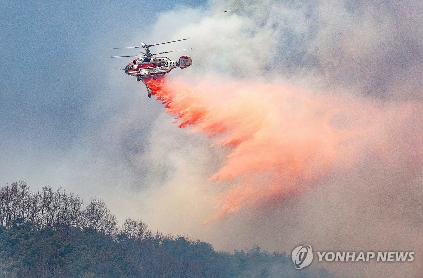 산불지연제 투하하는 산림청 헬기 (의성=연합뉴스) 윤관식 기자 = 경북 의성군 대형 산불 발생 사흘째인 24일 의성군 옥산면 정자리에서 산림청 헬기가 산불지연제(리타던트)를 투하하며 산불 진화를 하고 있다. 2025