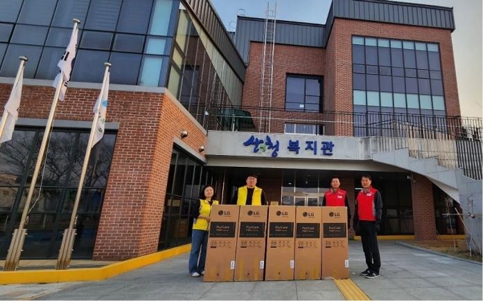 LG전자 설치기사들이 산불 피해 이재민 대피소를 찾아 공기청정기를 전달하는 모습 [LG 제공. 재판매 및 DB 금지]
