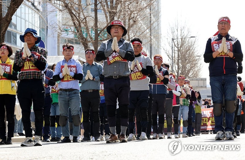 윤 대통령 <b>파면</b> 촉구 <b>삼보일배</b>하는 광주비상행동