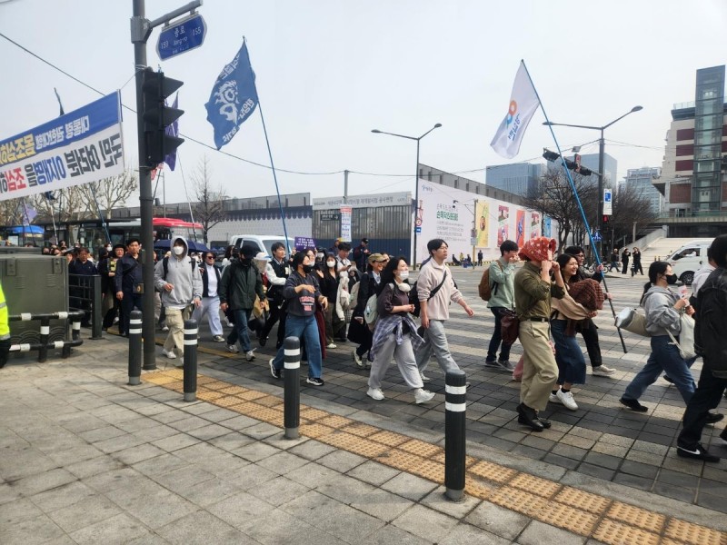 도심 곳곳 <b>탄핵</b>촉구 행진…<b>민주노총 총파업</b> 집회 합류