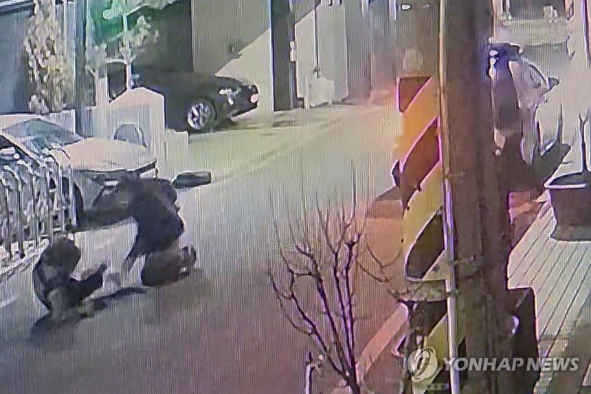 흉기난동범 공격에 쓰러지는 경찰 (광주=연합뉴스) 26일 오전 3시 10분께 광주 동구 금남로 한 골목에서 A 경찰관이 50대 남성 B씨가 휘두른 흉기에 찔려 쓰러지고 있다.     A 경찰관은 B씨를 제압하는 과정