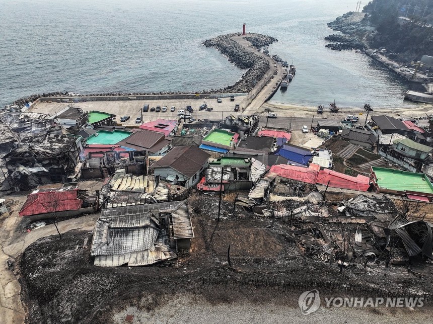 산불에 폐허된 바닷가 마을 (영덕=연합뉴스) 윤관식 기자 = 26일 경북 영덕군 영덕읍 노물리 마을이 산불에 폐허가 된 모습을 보이고 있다.     영덕에서는 이번 산불로 인한 사망자가 다수 발생했다. 2025.3.