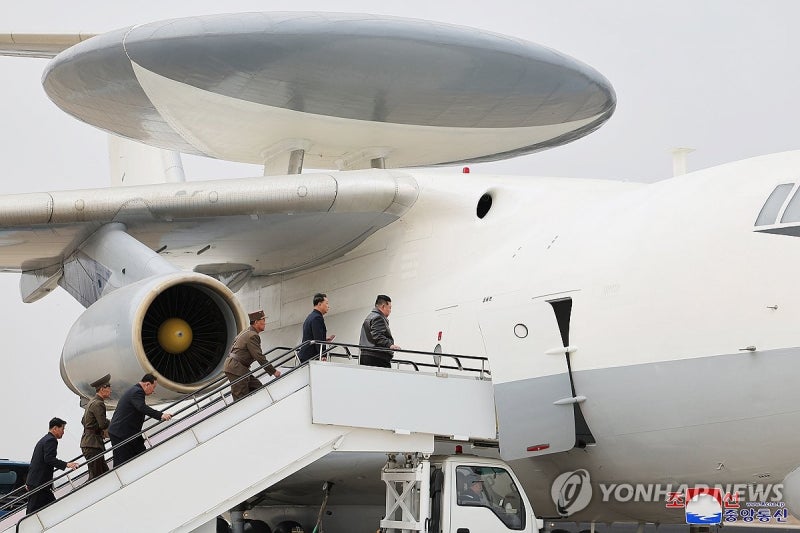 북한 <b>김정은</b>, <b>공중통제기</b> 탑승ㆍ자폭무인기 참관…"무인ㆍAI 최우선"
