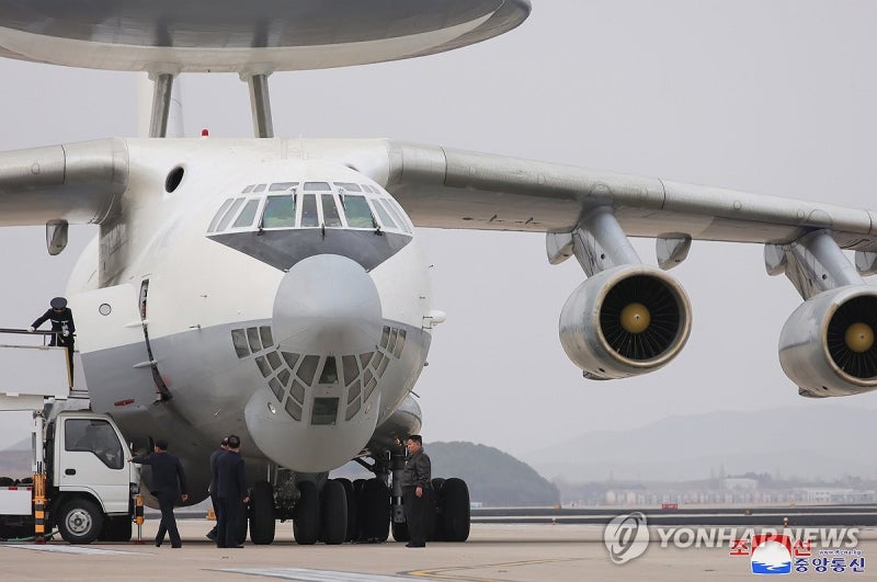 북한 <b>김정은</b>, <b>공중통제기</b> 탑승ㆍ자폭무인기 참관…"무인ㆍAI 최우선"