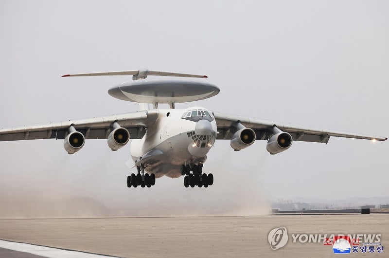 북한 <b>김정은</b>, <b>공중통제기</b> 탑승ㆍ자폭무인기 참관…"무인ㆍAI 최우선"
