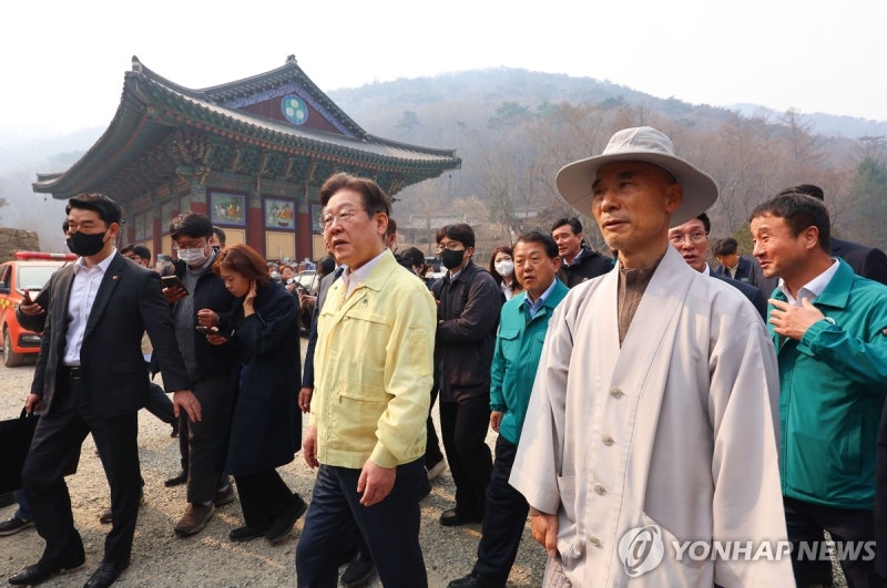 '잿더미' <b>고운사</b> 찾은 <b>이재명</b>…"피해지역 예산걱정 없게 할것"