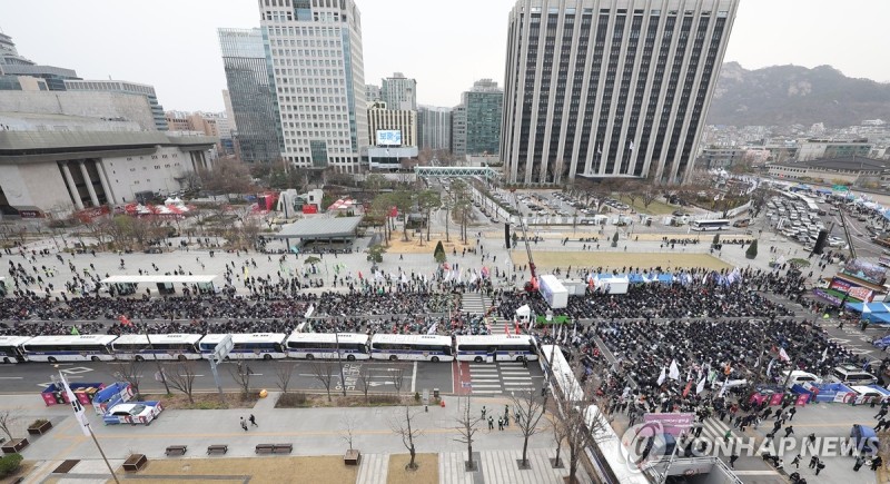<b>민주노총</b> "헌재도 심판 대상"…<b>탄핵</b>촉구 <b>총파업</b>·도심행진(종합)