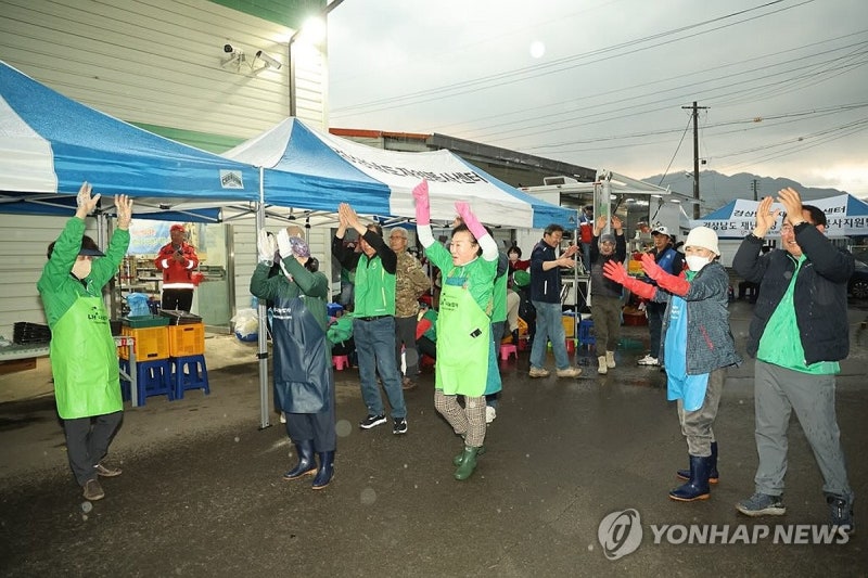 <b>지리산</b> 천왕봉 4.5 앞까지 연기…밤새 단비 내리길 기대(종합2보)