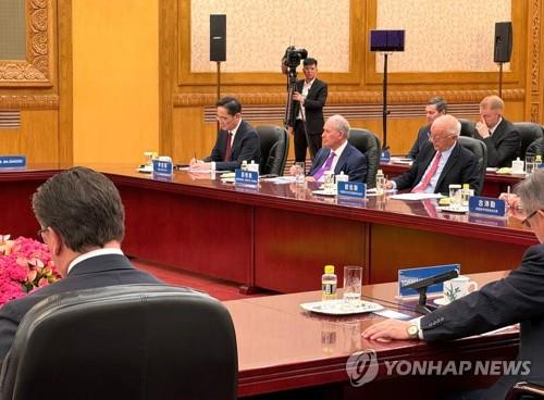 이재용, 베이징서 시진핑 주최 글로벌 CEO 회동 참석   (베이징=연합뉴스) 정성조 특파원 = 이재용 삼성전자 회장이 28일(현지시간) 중국 베이징 인민대회당에서 글로벌 기업 최고경영자(CEO)들과 함께 시진핑 중